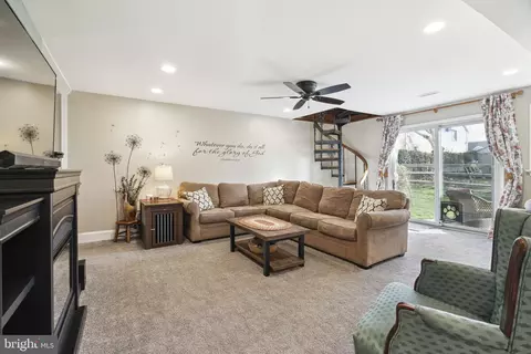 Living - 844 Cricket Rd, Secane, PA 19018 photo 5 of 8