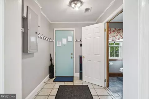 Entry Way - 844 Cricket Rd, Secane, PA 19018 photo 3 of 4