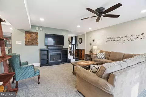 Living - 844 Cricket Rd, Secane, PA 19018 photo 6 of 8
