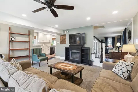 Living - 844 Cricket Rd, Secane, PA 19018 photo 7 of 8