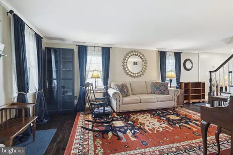 Living - 844 Cricket Rd, Secane, PA 19018 photo 2 of 8