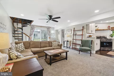 Living - 844 Cricket Rd, Secane, PA 19018 photo 4 of 8