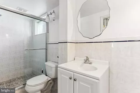 Bath - 872 Rhoads Dr, Springfield, PA 19064 photo 2 of 2