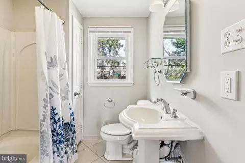Bath - 872 Rhoads Dr, Springfield, PA 19064 photo 1 of 2