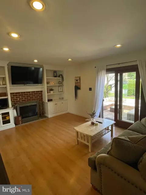 Living - 791 W Rolling Rd, Springfield, PA 19064 photo 8 of 10