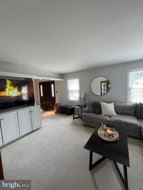 Living - 791 W Rolling Rd, Springfield, PA 19064 photo 2 of 10