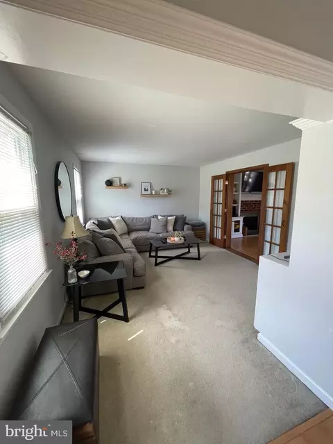 Living - 791 W Rolling Rd, Springfield, PA 19064 photo 5 of 10