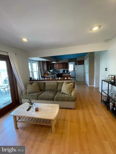 Living - 791 W Rolling Rd, Springfield, PA 19064 photo 6 of 10