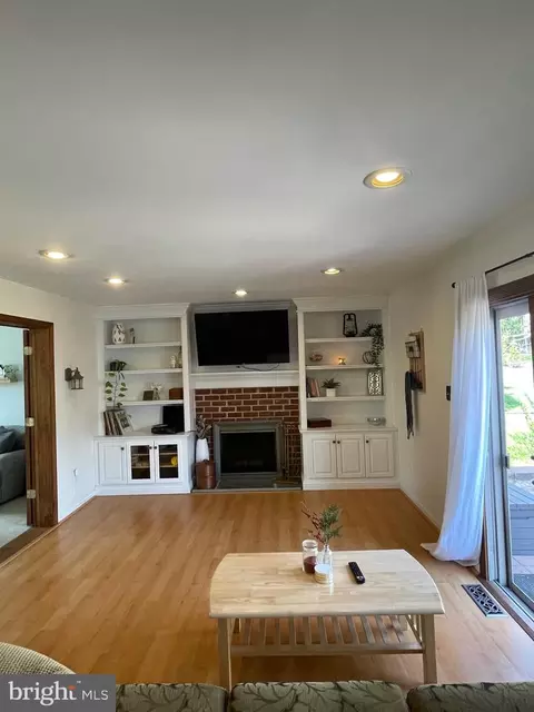 Living - 791 W Rolling Rd, Springfield, PA 19064 photo 7 of 10