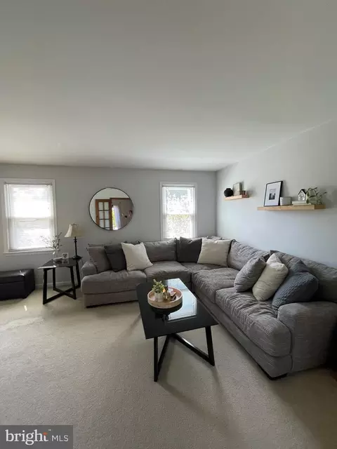 Living - 791 W Rolling Rd, Springfield, PA 19064 photo 3 of 10