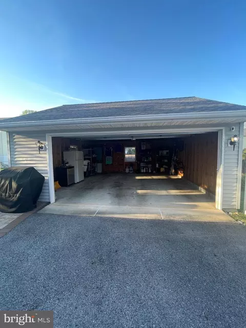 Exterior - 791 W Rolling Rd, Springfield, PA 19064 photo 7 of 12