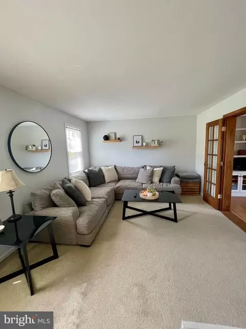 Living - 791 W Rolling Rd, Springfield, PA 19064 photo 4 of 10