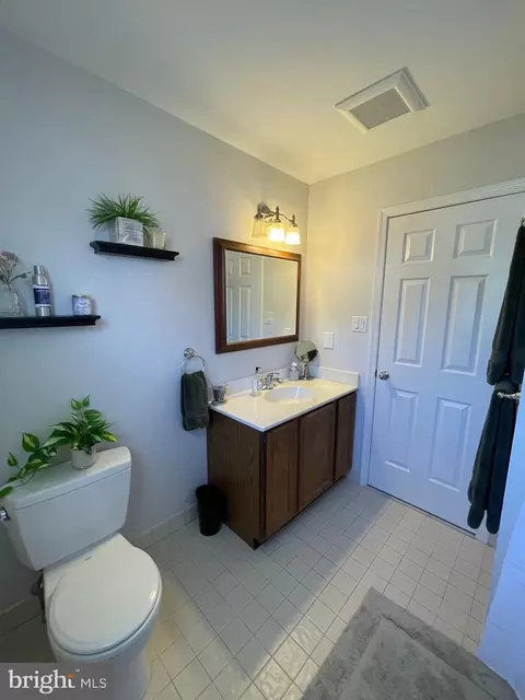 Bath - 791 W Rolling Rd, Springfield, PA 19064 photo 2 of 3
