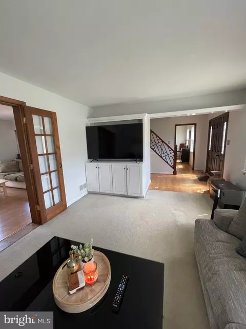 Living - 791 W Rolling Rd, Springfield, PA 19064 photo 1 of 10