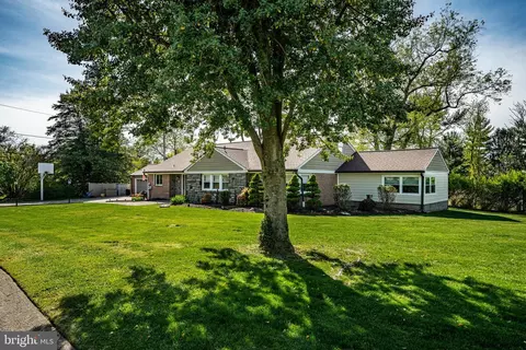 476 Collins Dr, Springfield, PA 19064