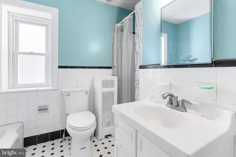 Bath - 136 Copley Rd, Upper Darby, PA 19082 photo 1 of 6