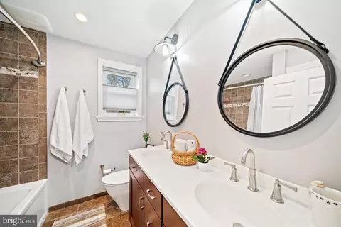Bath - 420 W Beechtree Ln, Wayne, PA 19087 photo 3 of 4