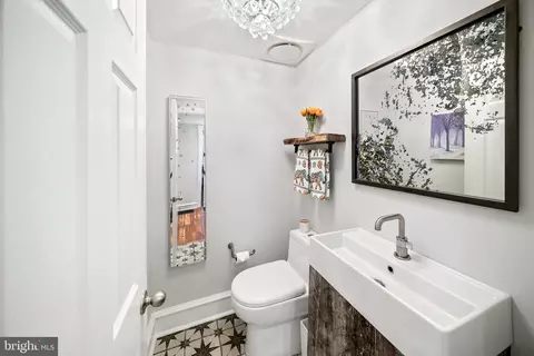 Bath - 420 W Beechtree Ln, Wayne, PA 19087 photo 2 of 4