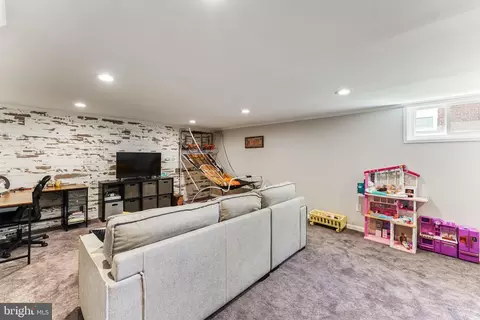 Living - 66 Worrell Dr, Springfield, PA 19064 photo 6 of 7