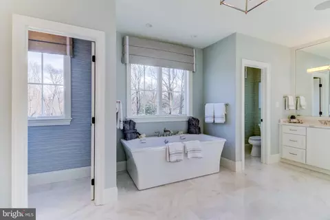 Bath - 319 Iven Ave, Wayne, PA 19087 photo 3 of 5