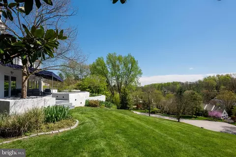 Exterior - 238 Ravenscliff Rd, Wayne, PA 19087 photo 16 of 17