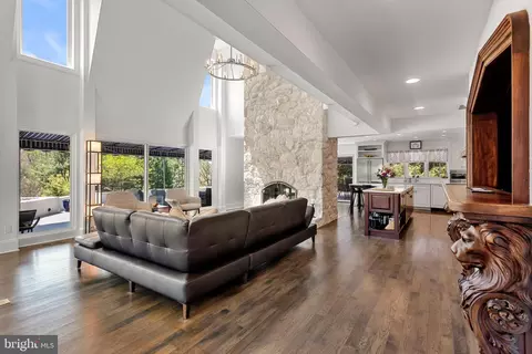 Living - 238 Ravenscliff Rd, Wayne, PA 19087 photo 9 of 10