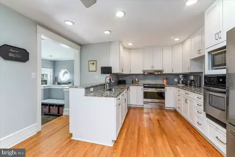 Kitchen - 409 Iven Ave, Wayne, PA 19087 photo 4 of 4