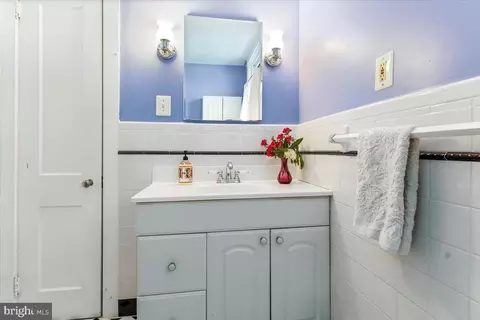 Bath - 409 Iven Ave, Wayne, PA 19087 photo 2 of 3
