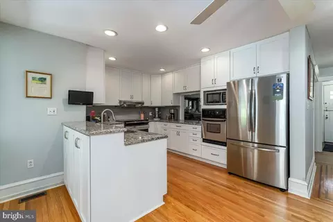 Kitchen - 409 Iven Ave, Wayne, PA 19087 photo 3 of 4