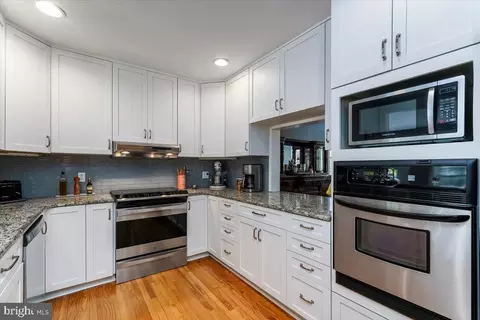 Kitchen - 409 Iven Ave, Wayne, PA 19087 photo 2 of 4