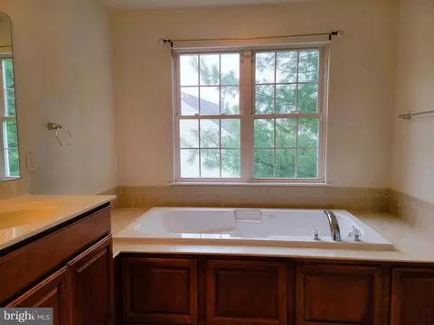 Bath - 115 Louise Dr, Boothwyn, PA 19061 photo 5 of 20