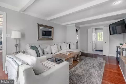 Living - 512 Flora Cir, Springfield, PA 19064 photo 4 of 8