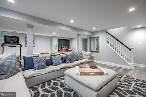 Living - 512 Flora Cir, Springfield, PA 19064 photo 6 of 8