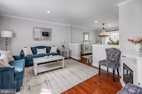 Living - 512 Flora Cir, Springfield, PA 19064 photo 2 of 8