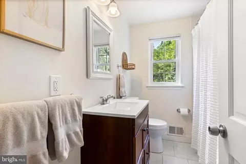 Bath - 441 Iven Ave, Wayne, PA 19087 photo 4 of 6