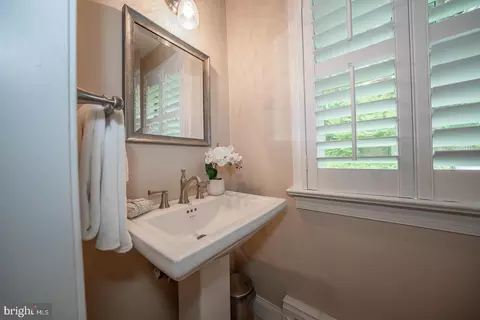 Entry Way - 202 Midland Ave, Wayne, PA 19087 photo 5 of 8