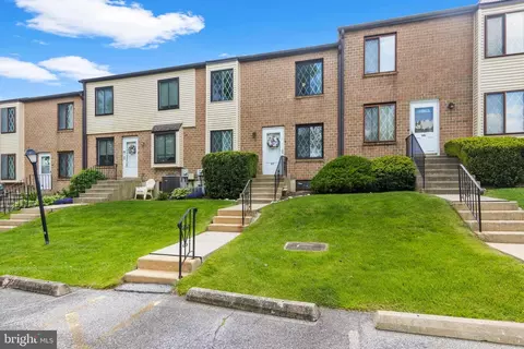5200 Hilltop Dr #412, Brookhaven, PA 19015
