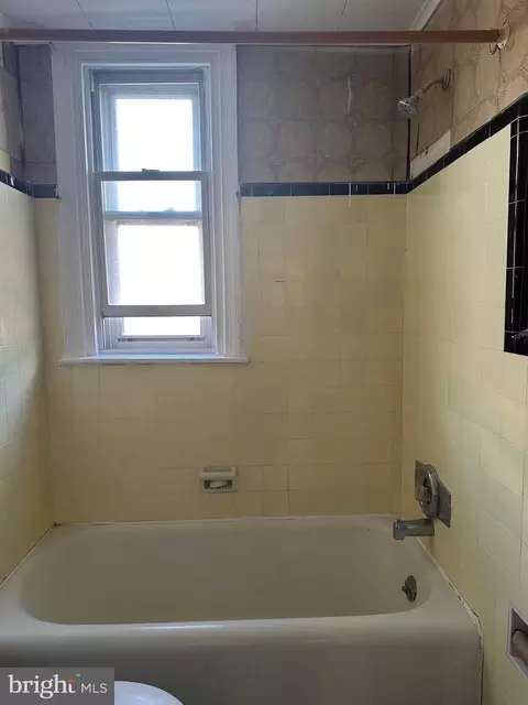 Bath - 319 Maypole Rd, Upper Darby, PA 19082 photo 1 of 3