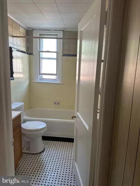 Bath - 319 Maypole Rd, Upper Darby, PA 19082 photo 2 of 3