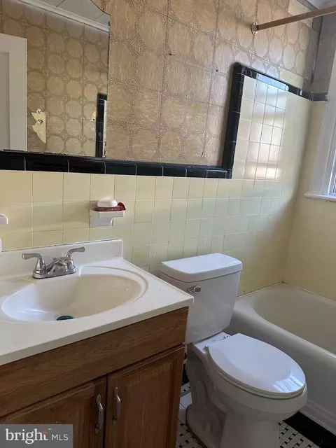 Bath - 319 Maypole Rd, Upper Darby, PA 19082 photo 3 of 3