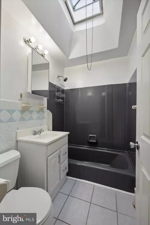 Bath - 629 Briarcliff Rd, Upper Darby, PA 19082 photo 2 of 2