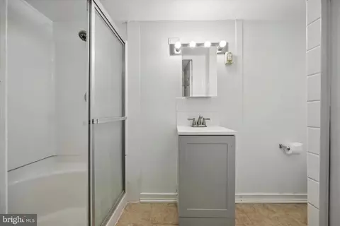 Bath - 629 Briarcliff Rd, Upper Darby, PA 19082 photo 1 of 2