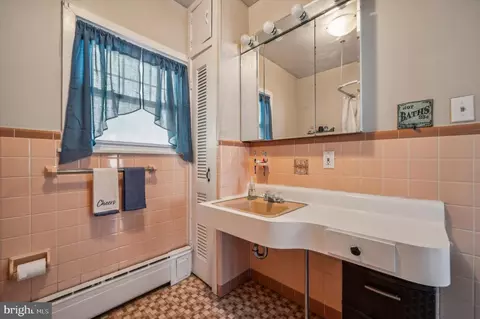 Bath - 7 Cloverdale Ave, Upper Darby, PA 19082 photo 2 of 2