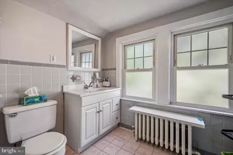 Bath - 7 Cloverdale Ave, Upper Darby, PA 19082 photo 1 of 2