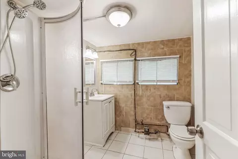 Bath - 226 Avon Rd, Upper Darby, PA 19082 photo 3 of 3