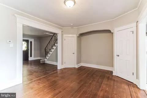 Living - 226 Avon Rd, Upper Darby, PA 19082 photo 4 of 6