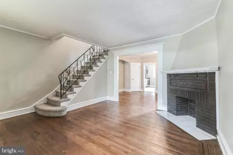 Living - 226 Avon Rd, Upper Darby, PA 19082 photo 2 of 6