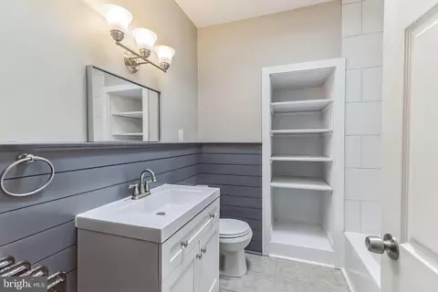 Bath - 226 Avon Rd, Upper Darby, PA 19082 photo 1 of 3