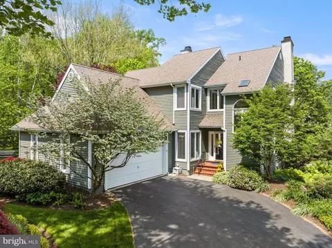 27 Horseshoe Ln, Newtown Square, PA 19073