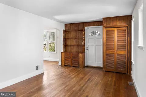 Living - 117 Maple Rd, Wallingford, PA 19086 photo 2 of 3